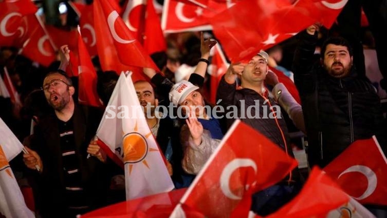 Festejos. Simpatizantes del presidente turco Recep Erdogan celebran en las calles de Estambul (EFE).