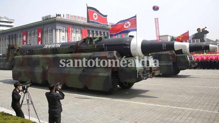 Corea del Norte desplegó sus arsenales el fin de semana, entre ellos lo que parecería ser un misil balístico intercontinental.