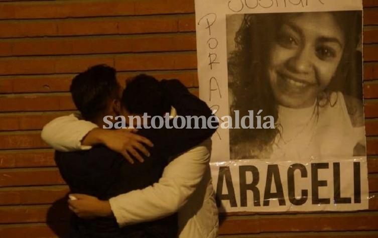 Familiares y amigos despiden a Araceli Fuelles. (Foto: Clarín)