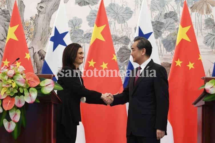 Panamá establece relaciones con China y rompe con Taiwán