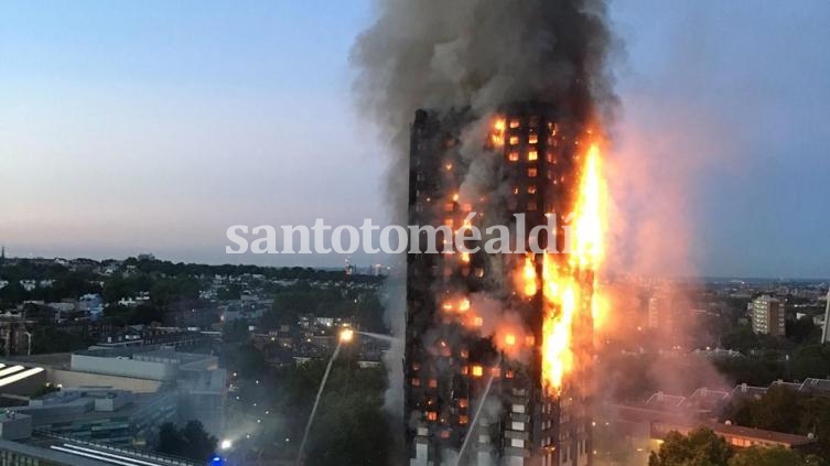 Incendio en Londres: una torre quedó envuelta en llamas en 15 minutos