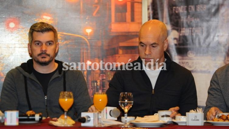Marcos Peña y Horacio Rodriguez Larreta desayunan en el Café Tortoni de Buenos Aires antes de votar. (Foto: Clarín)
