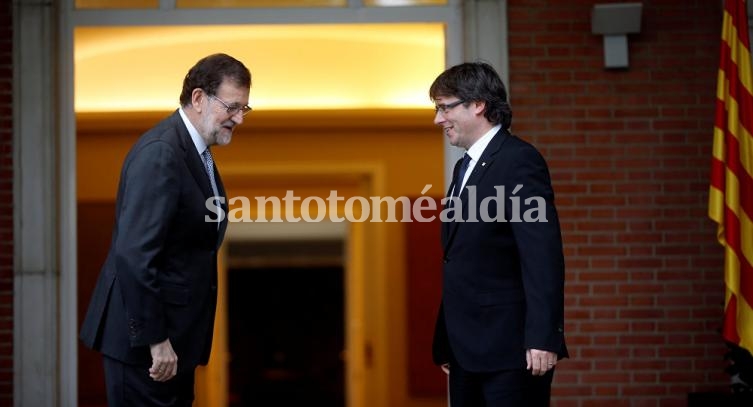 El jefe de Estado español, Mariano Rajoy junto al presidente de Cataluña, Carles Puigdemont.