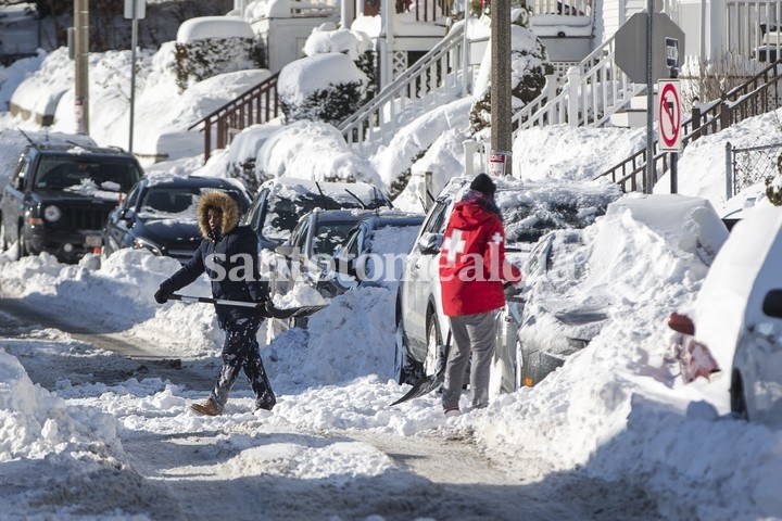 Vehículos cubiertos por gran cantidad de nieve tras la tormenta en Boston. (foto: AFP)