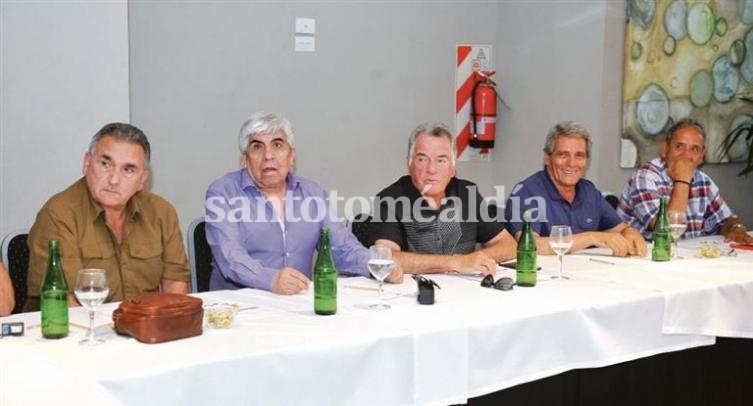 Schmid, Moyano, Barrionuevo, Acuña y Palazzo, entre otros dirigentes, participaron ayer de un almuerzo en Mar del Plata.