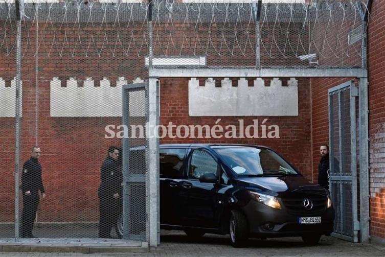 La camioneta en que es trasladado Puigdemont, en la prisión Neumünster.