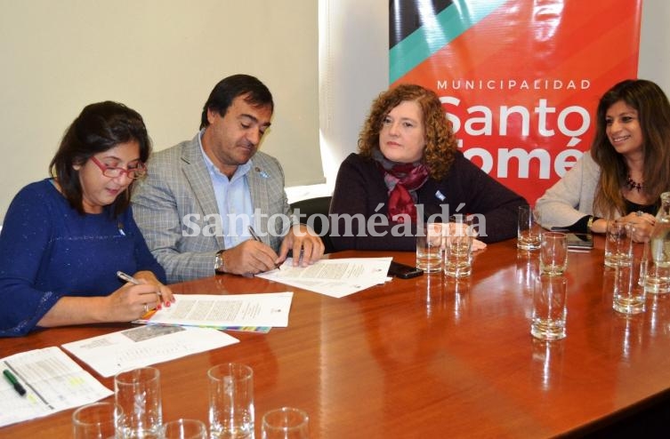 Qüesta, Leone, Chena y Solano, durante la firma del convenio entre Municipio y Provincia.