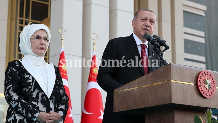 El presidente Erdogan y su esposa, al hablar luego de su reansunción. (Foto: AFP)