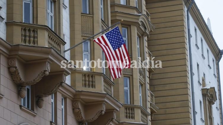 La bandera estadounidense ondea en la embajada de Estados Unidos en Moscú.