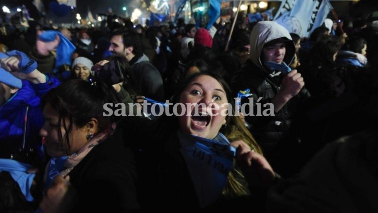 El festejo al conocerse el resultado de la votación. (Foto: Fernando de la Orden / Clarín)