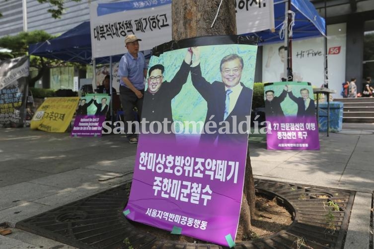 Fotos que muestran al líder norcoreano Kim Jong Un, a la izquierda, y al presidente de Corea del Sur, Moon Jae-in; Los letreros leen: 