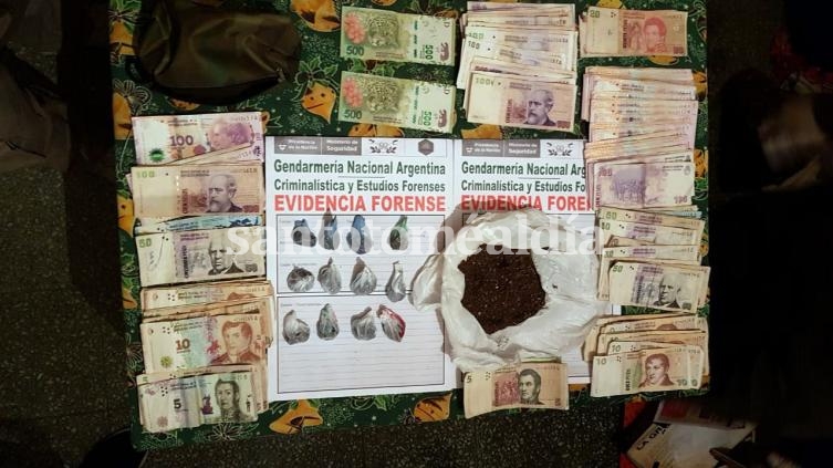 En el allanamiento secuestraron 123,7 gramos de marihuana y más de 8 mil pesos en efectivo. (Foto: Prensa Gendarmería Nacional)
