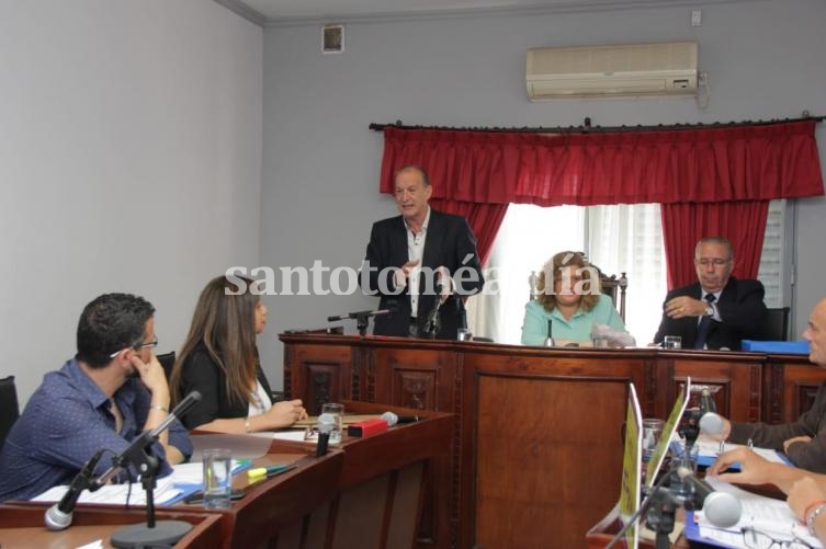 Julio Villaggi, junto a la presidenta del Concejo, durante su exposición de este martes. (Foto Susana Bedetti para santotomealdia)
