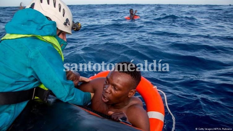 Miembros de ONG alemana Sea-Watch rescatan a migrantes. (Foto: www.dw.com)