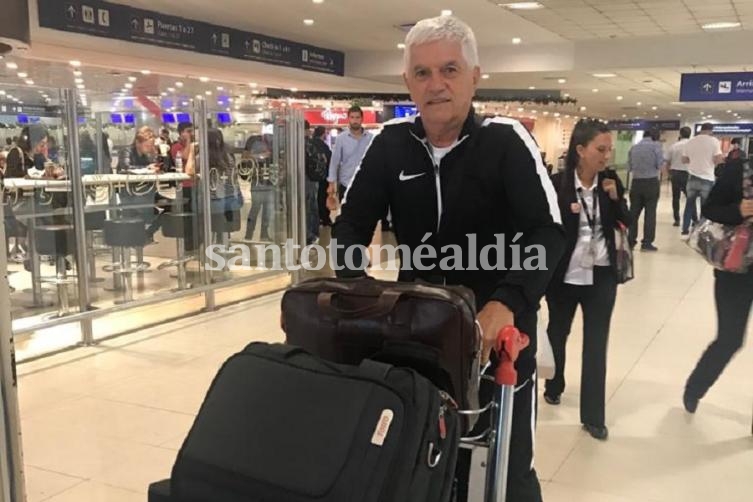 Julio Comesaña llegó al país en horas de la madrugada. (Foto: Twitter @ColonOficial)