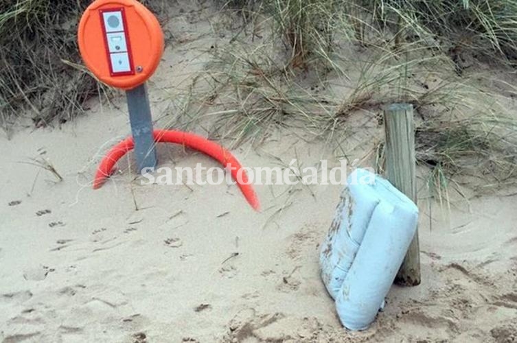 Restos del avión encontrados en una playa cerca de Surtainville, Francia. (Foto: Twitter)