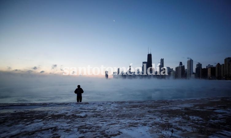 Un hombre camina por la playa de la Avenida Norte en el lago Michigan en Chicago, Illinois./ EFE