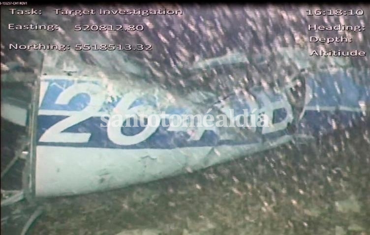 La imagen revelada por la Air Accidents Investigation Branch (AAIB), mostrando al avión debajo del agua. (AP)