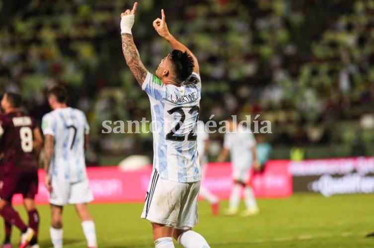 Lautaro Martínez celebra su gol, el primero de Argentina. (Foto: @Argentina)