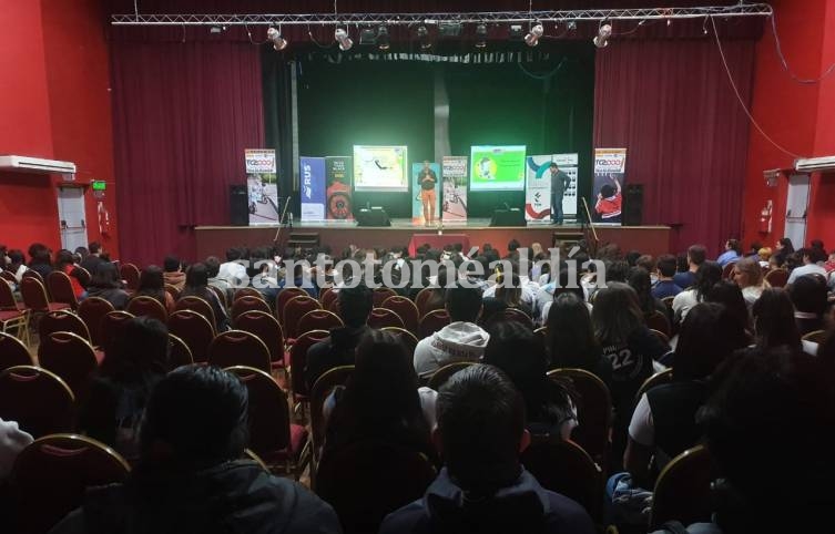 La charla se realizó en el marco del ciclo de educación “El TC2000 va a la Escuela” en el Centro Cultural Municipal.