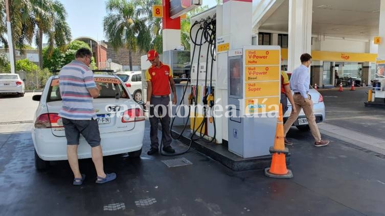Shell y Axion aumentaron los precios del combustible. (Foto: Archivo)