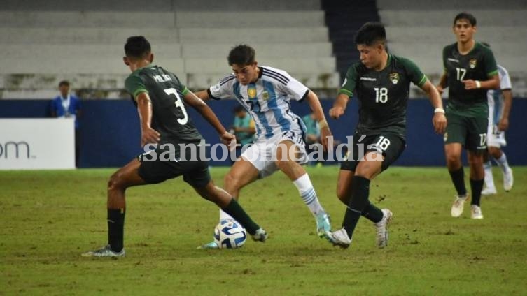 Valentino Acuña luchando con los jugadores de Bolivia. (Foto: Selección Argentina)