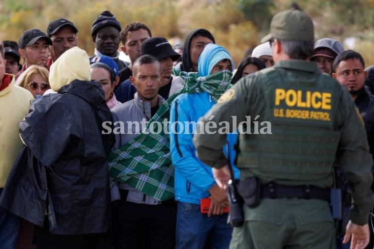 Avalancha de migrantes en la frontera entre Estados Unidos y México