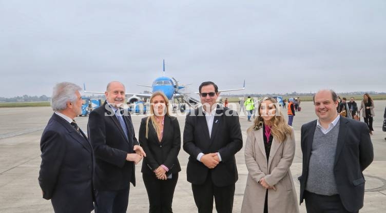 Perotti inauguró el nuevo vuelo de Aerolíneas Argentinas que unirá Buenos Aires, Rosario y Reconquista. (Foto: GSF)