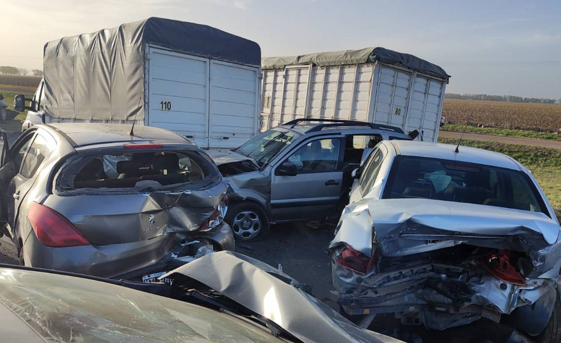 Una tormenta de viento y tierra provocó un choque que involucró a 44 vehículos en la autopista Rosario-Córdoba. (Foto: Diario La Capital)