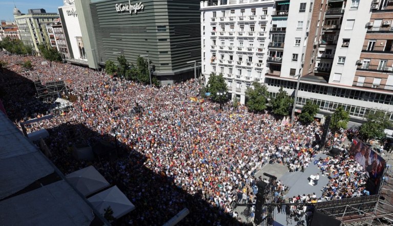 Miles de personas coparon el centro de Madrid en un acto convocado por el conservador Partido Popular.