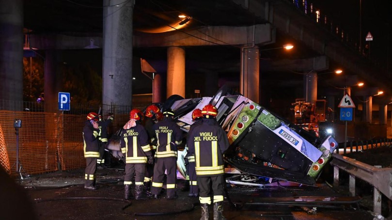 El autobús cayó desde un tramo elevado de una autopista en la localidad de Mestre. (Foto: X)