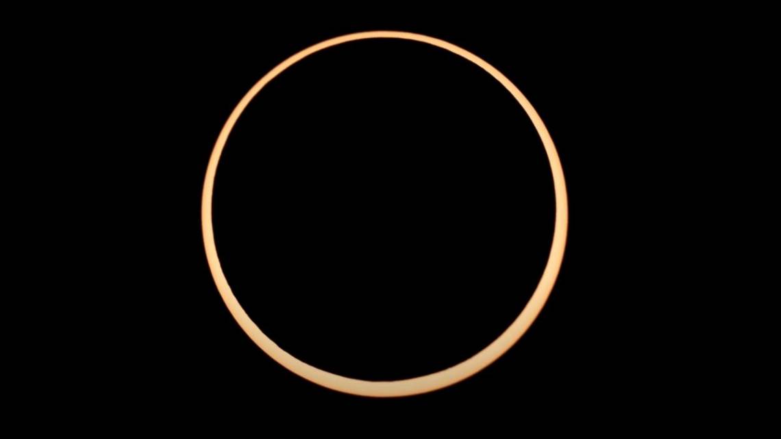La Luna se interpuso entre el Sol y la Tierra, lo que provocó un eclipse anular que cruzó todo en continente en su totalidad. (Foto: TW)
