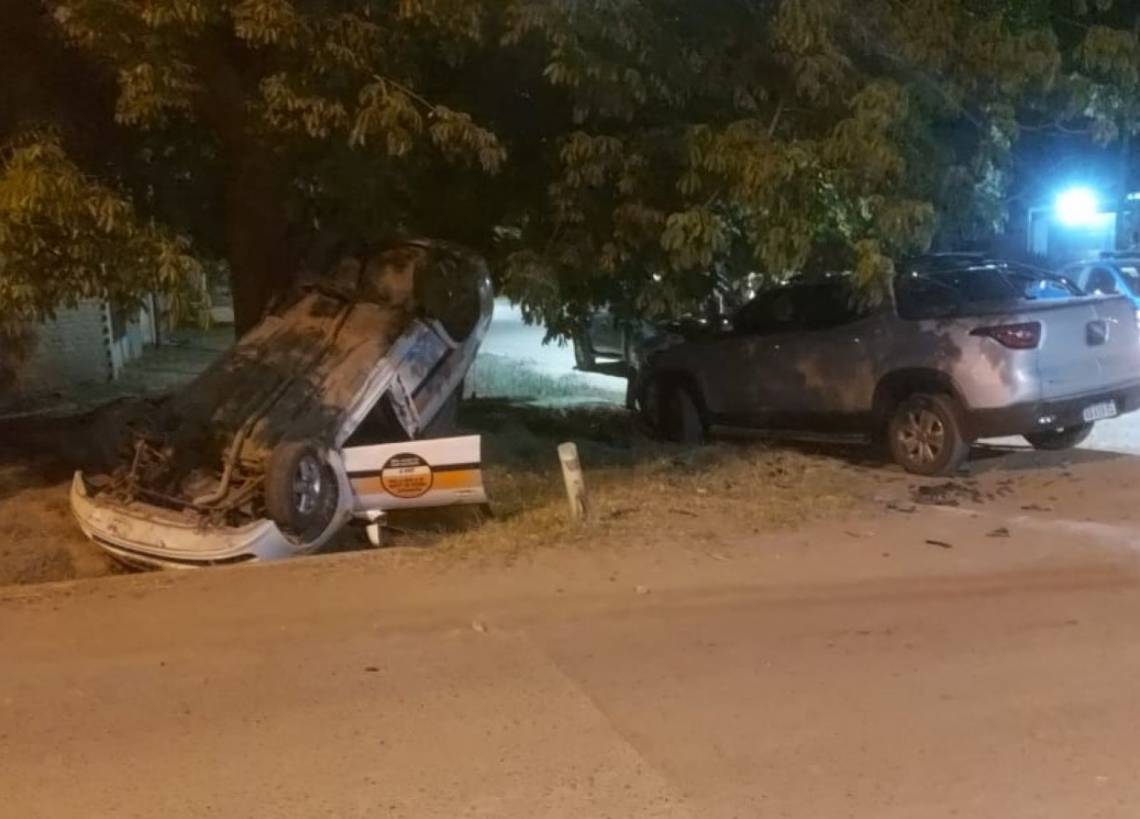 Fin de semana accidentado: volcó un remís en Villa Adelina y un camión se incrustó en una casa de barrio Iriondo