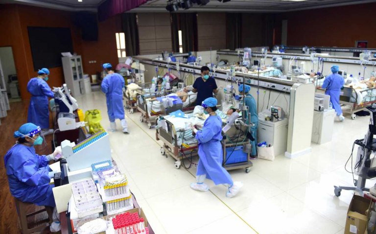 Algunos hospitales chinos están colapsados.