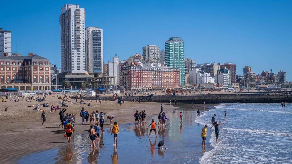 Verano 2024: cuánto cuesta alquilar carpas y sombrillas en Mar del Plata