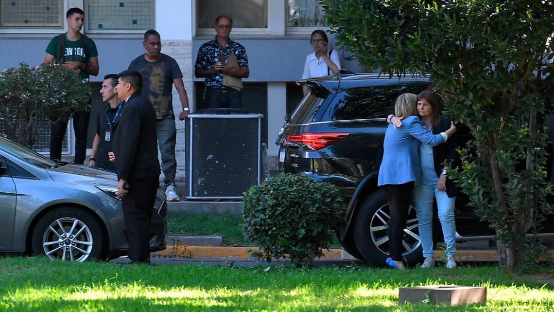La ministra Patricia Bullrich se acercó para apoyar a la familia de la nena asesinada. (Foto: Víctor Carreira)