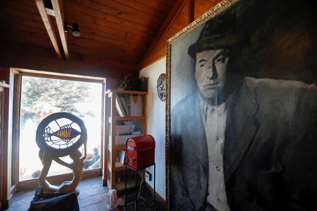 Una foto del poeta chileno y premio Nobel Pablo Neruda en su casa museo en el sector costero de Isla Negra, Chile. 26 de abril de 2016. (Crédito: REUTERS)