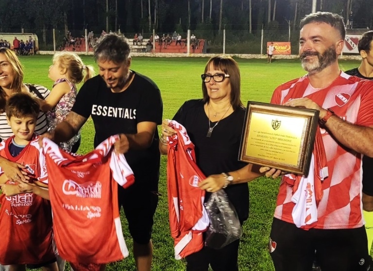 Antes de iniciar el partido, entregaron una plaqueta recordatoria a la familia de Lito Brignone. (Foto: LSF)