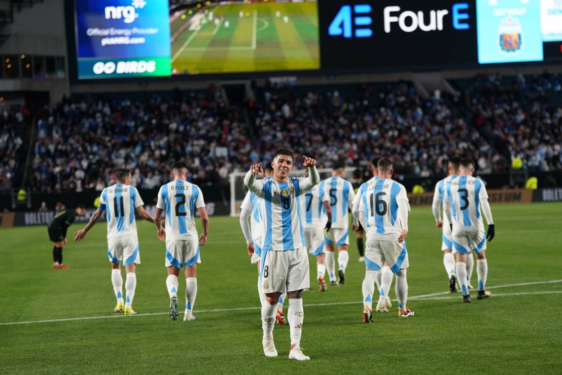 Enzo Fernández celebra su gol. (Foto: @Argentina)