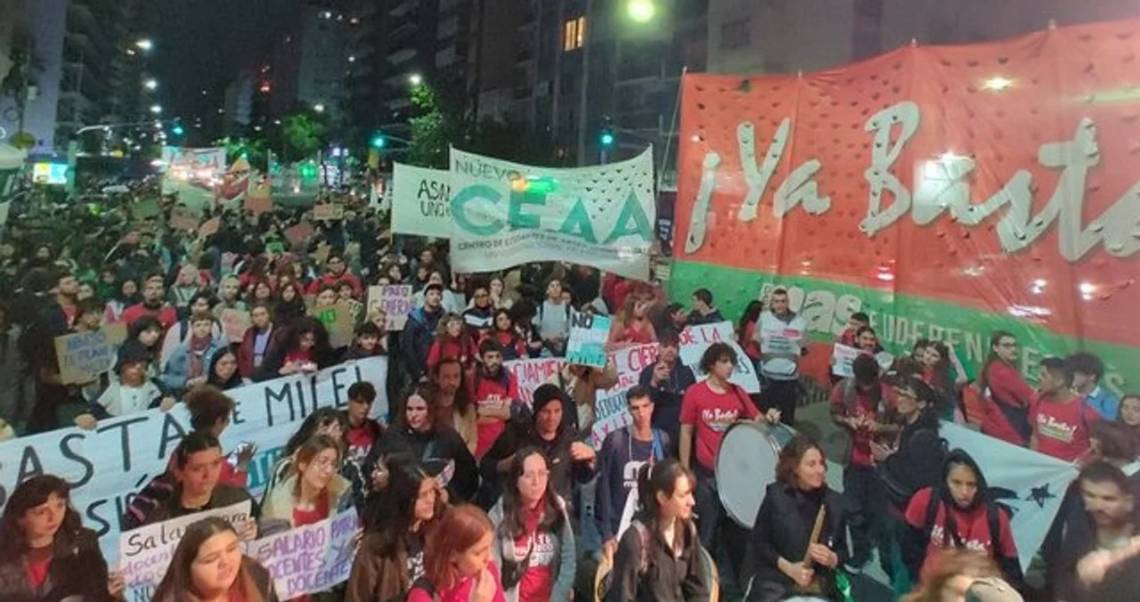 La protesta se realizó frente a la sede de la UBA en Caballito. 