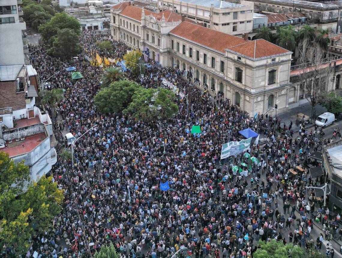 Miles de personas salieron a la calle a defender la educación pública. (Foto. Prensa UNL)