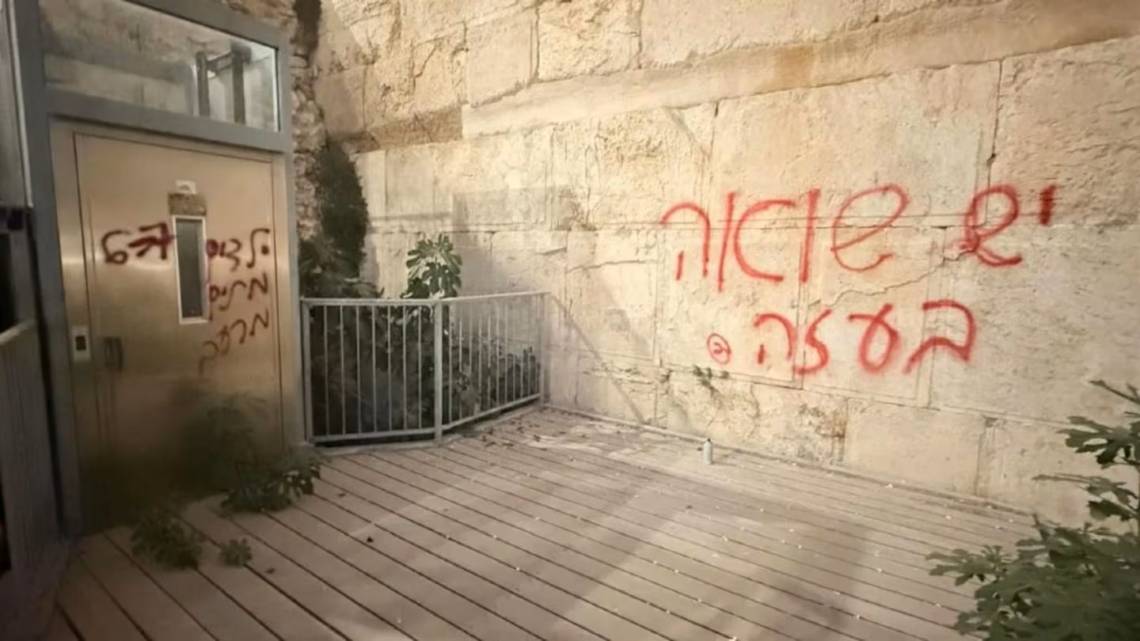 Jerusalén: pintaron un grafiti en el Muro de los Lamentos que denuncia un “Holocausto en Gaza”