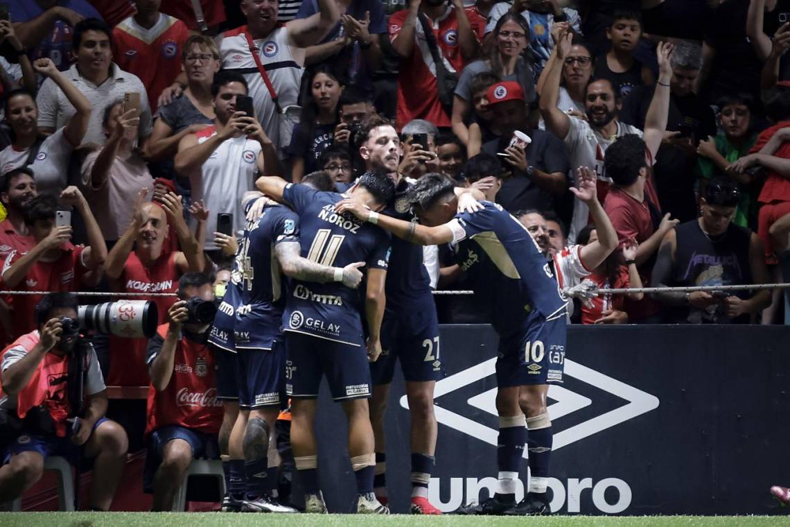 Argentinos golpeó a River y profundizó su crisis futbolística