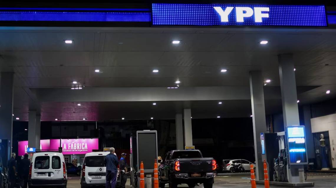 Pese a la suba del petróleo, YPF descarta aumentos bruscos en los surtidores