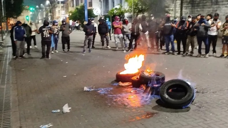 Incidentes frente a la Casa de Gobierno de Jujuy por un reclamo salarial policial