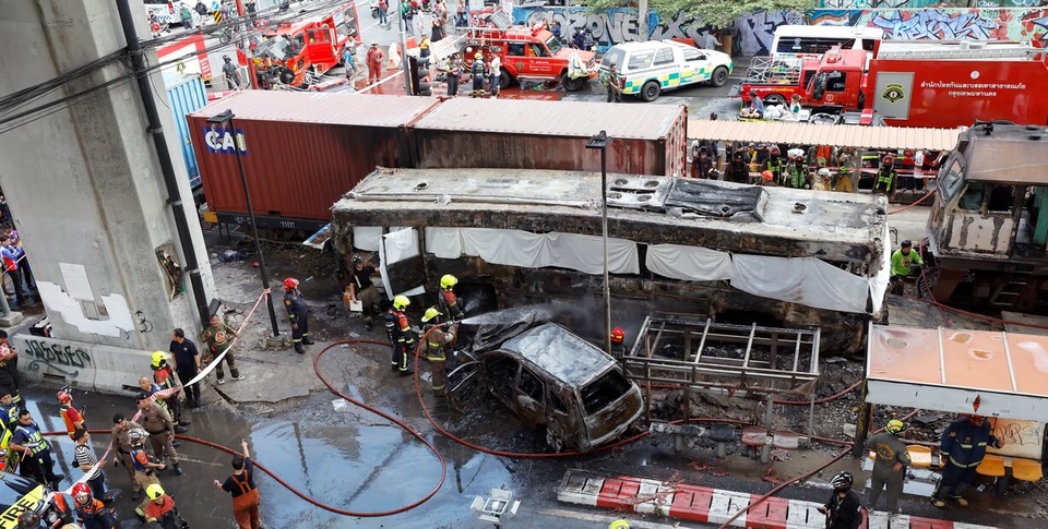 Tailandia: un tren chocó a un colectivo y dejó al menos ocho muertos