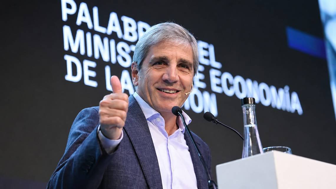 Caputo anunció un superávit primario de $632.844 millones en abril