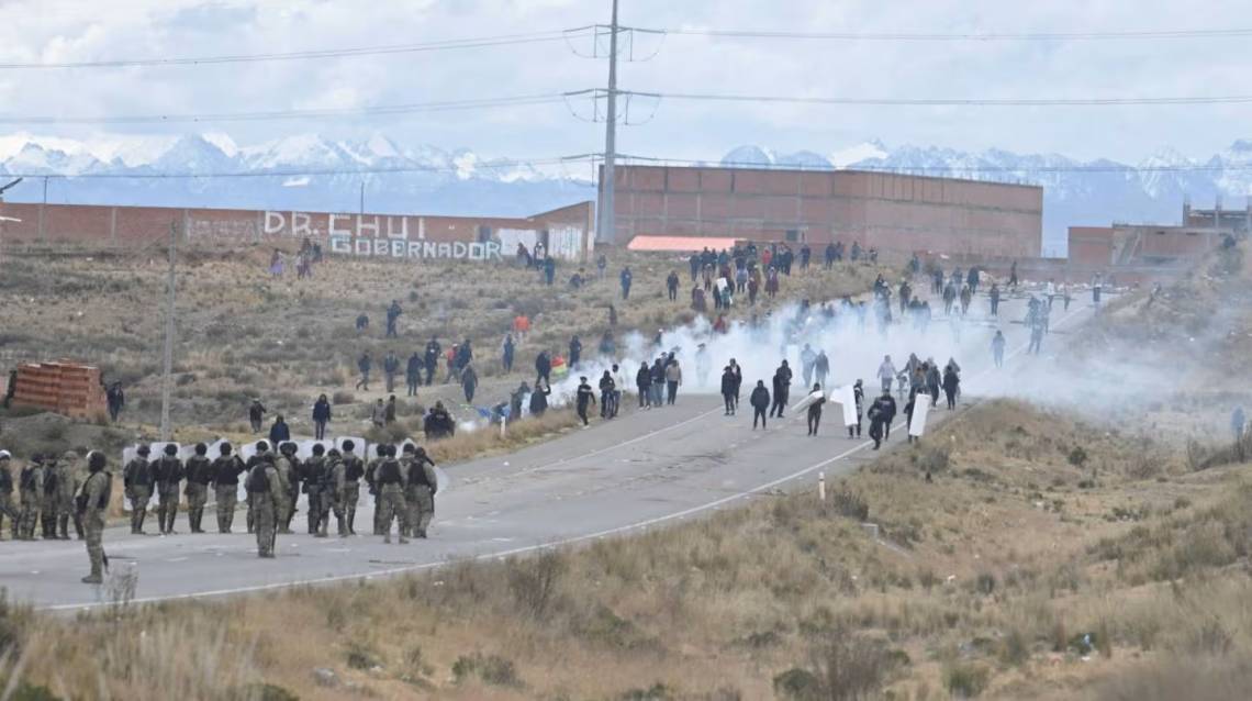 Crece la tensión en Bolivia: manifestantes mantienen cortes y crece la presión sobre el presidente Rodrigo Paz