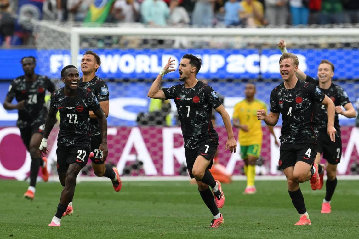 Canadá venció a Sudáfrica sobre la hora y avanzó por primera vez a octavos de final