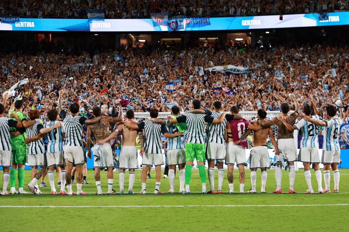 Argentina enfrenta a Inglaterra por un lugar en la final en un duelo cargado de historia